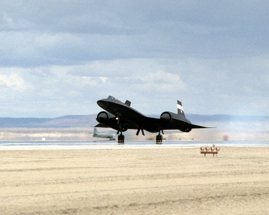 LEGENDARISK: Lockheed SR-71 «Blackbird» inn for landing i 1996 på Edwards-basen der Hermeus ganske nylig gjennomførte bakketester med Quarterhorse Mk1.