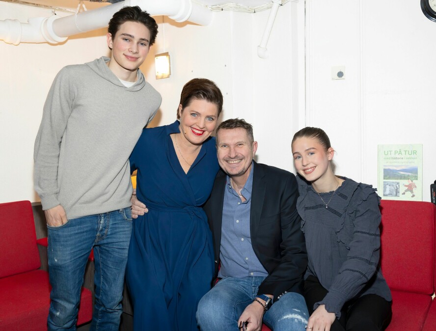 STOLTE: Paret hadde med seg Doras barn, Sara (19) og Elias (16), på premieren av «Livet, ass» på Chat Noir i Oslo.