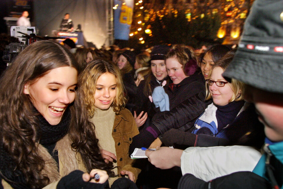 STJERNER: Marit og Marion ble omringet av folk som ville ha autografen under en konsert i Spikersuppa i 2000.