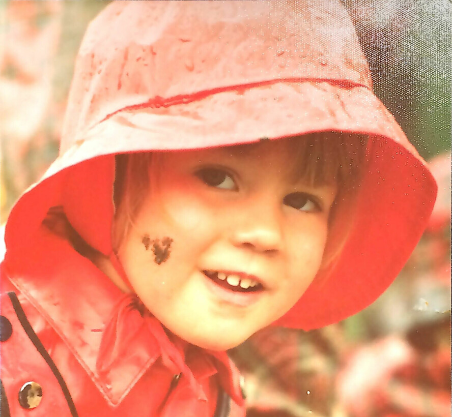 GODJENTE: Her er et av mange bevis på at denne jenta elsket å boltre seg i friluft lenge før hun møtte villmarkens sønn, Lars Monsen. Lille Trine hjemme på Nesodden.