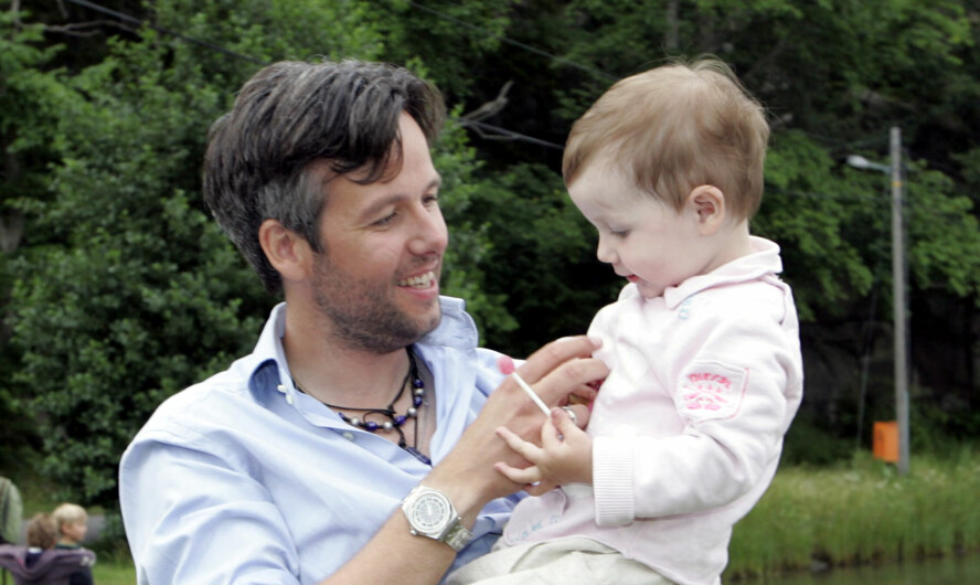 SAVNER PAPPA: Maud Angelica fikk bare ha faren i livet sitt i 16 år. Her er Ari Behn og eldstedatteren, som da var to år gammel, på Hankø i 2005 i forbindelse med festivalen Føling i fjæra.