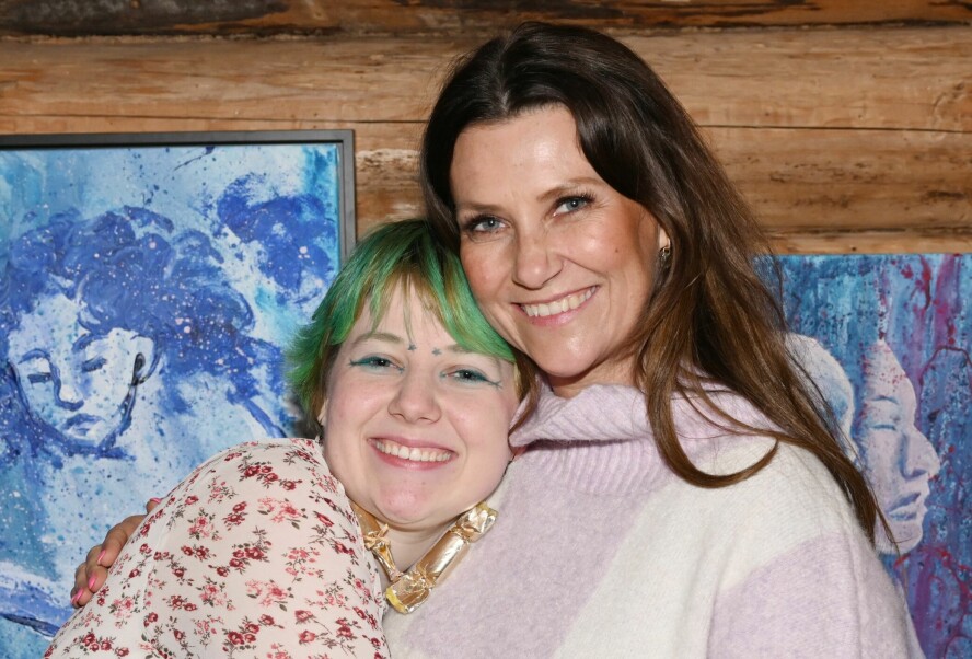 GODT FORHOLD: Mamma og søstrene er Mauds største støttespillere. Da ungjenta åpnet sin kunstutstilling på Soli Brug i fjor, var selvsagt Märtha til stede med en god klem.