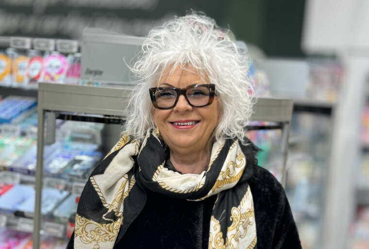 BLANT DE NOMINERTE: Liv Hansen som jobber Coop Mega i Fredrikstad er en av de nominerte når Norges hyggeligste kassemedarbeider skal kåres. Se og les om alle de nominerte nedover i saken.Følg instruksjonene for å stemme på din favoritt.