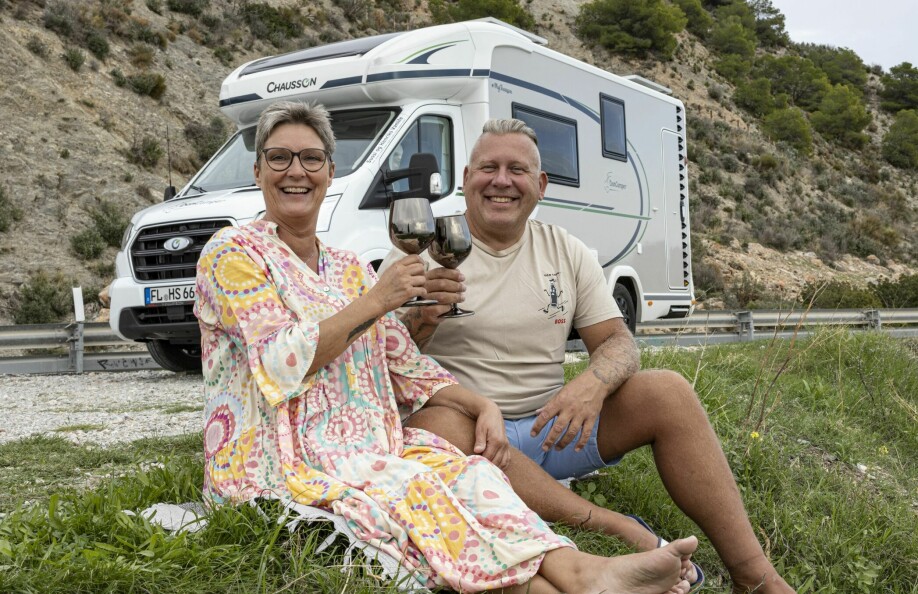 HJEM PÅ HJUL: Henrik og Sussi møtte hverandre for fem år siden. Det siste halvannet året har de bodd sammen i en syv meter lang bobil.