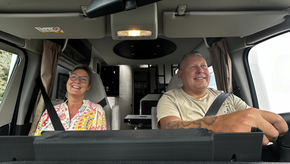 TINDER-KJÆRESTER: Paret møtte hverandre på Tinder og flyttet sammen like etterpå. De stortrives med livet i bobilen.