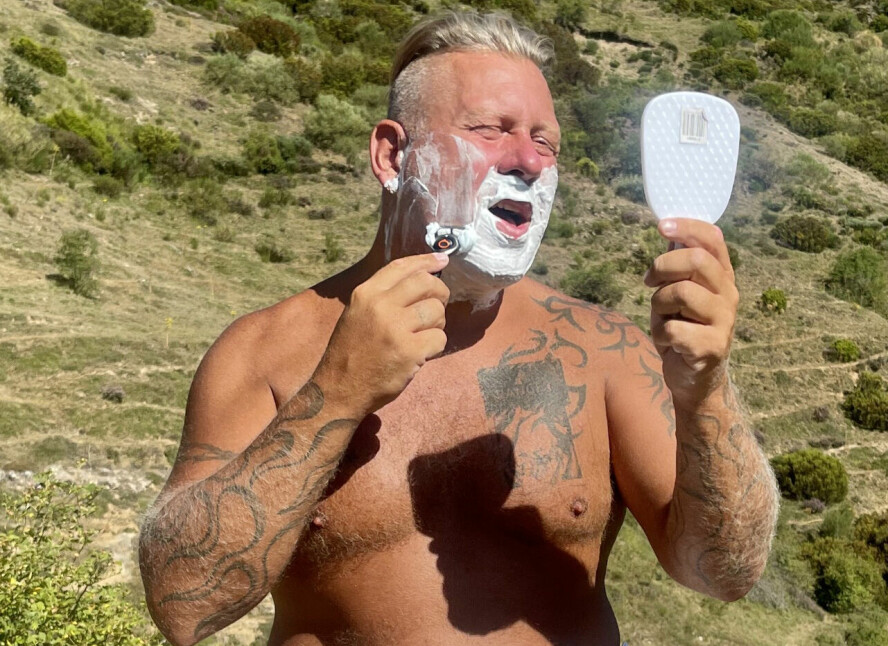 SÅPEFULLT: Henrik tar barberingen utendørs et sted i Spania.