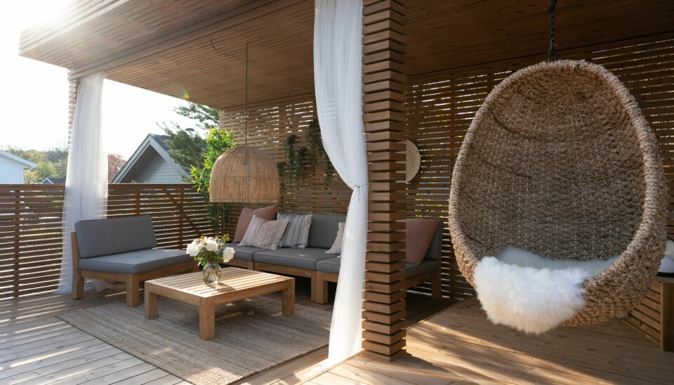 TERMOFURU: Termofuru er laget av kvalitetsfuru som har gjennomgått en miljøvennlig varmebehandlingsprosess. Det gir treverket en rekke nye egenskaper, som økt tverrstabilitet, mindre sprekk og flising. Et terrassegulv i termofuru vil kreve minimalt med vedlikehold og skal ha svært god holdbarhet. Her terrasse i termofuru fra Moelven, ca. kr 93 per løpemeter.