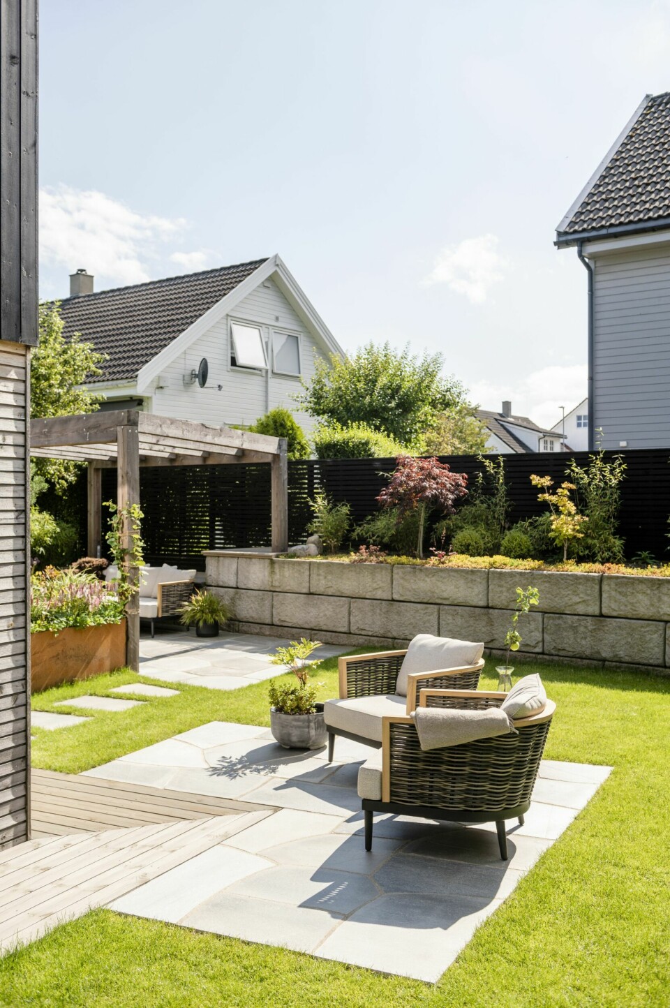 GOD KOMBINASJON: Hvorfor velge mellom plen, treplatting og naturstein når det blir så fint å kombinere? Med en variasjon av ulike materialer skaper du også spenning i uterommet, og de ulike underlagene er med på å markere soner i hagen. Her ses blant annet Oppdal bruddheller, fra kr 530, og tråkkheller, ca. kr 300, Minera Skifer.