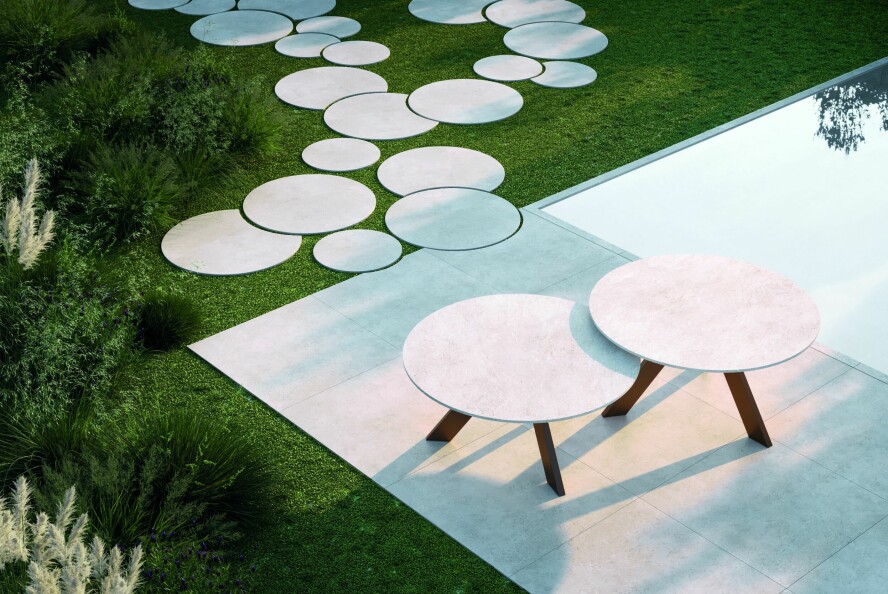 LØSE HELLER: Løsrevne heller i hagen inviterer til bevegelse. Skikken kommer opprinnelig fra Asia, og gangveier ble først brukt i Zen-hager. En spennende måte å legge fliser på, gjerne i kombinasjon med større plattinger. De runde, keramiske flishellene Pas Japonais kommer i flere størrelser, fra kr 2350, bella.no.