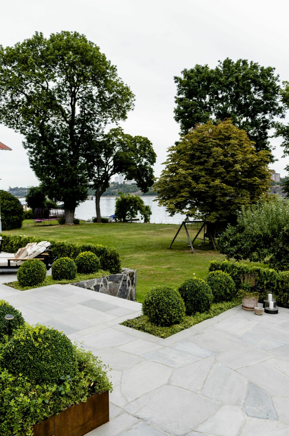 SKIFER: Skifer er slitesterkt, tidløst og vedlikeholdsfritt og manges foretrukne valg til uteplassen. Norsk skifer er dessuten et bærekraftig materiale med lav miljøbelastning, som både kan gjenbrukes og resirkuleres. Her er det brukt en kombinasjon av Lys Oppdal bruddskifer, fra ca. kr 385 per kvm, og skiferfliser, ca. kr 2045 per kvm, Minera Skifer.