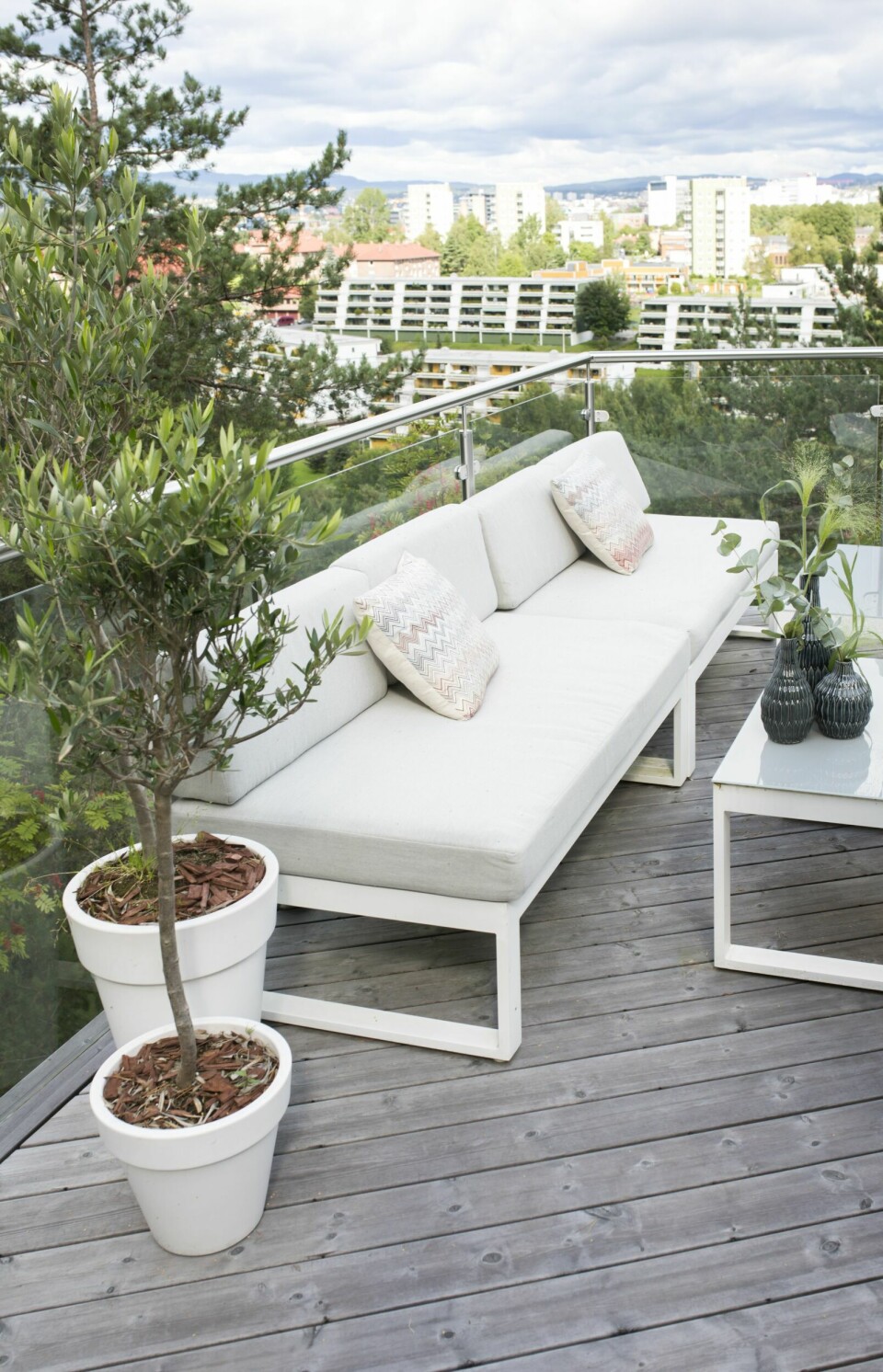 KEBONY: Kebony er laget av FSC-sertifisert furu behandlet med biobasert, fornybart innsatsstoff, som skal gjøre treverket holdbart, hardt og stabilt. Kebony har lang garanti mot råte og er vedlikeholdsfritt, men må som alt treverk vaskes ved behov. Et holdbart og bærekraftig valg. Her hos hageprofil Hanne Holsted på Høyenhall i Oslo, med terrassebordet Kebony Character. Fra ca. kr 85 per løpemeter.