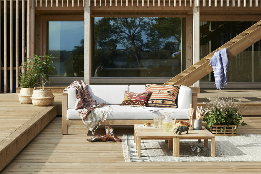 DET RIMELIGSTE UTEGULVET: Trykkimpregnerte terrassebord er det rimeligste alternativet, og fortsatt det vanligste. Selv om trykkimpregnerte bord ikke regnes som særlig miljøvennlig, har produktene blitt mindre skadelige med årene. Du må regne med årlig vedlikehold i form av beising og oljing. Vær oppmerksom på at gulvet kommer i flere klassesorteringer, der klasse 1 er den beste. Her vises trykkimpregnert terrassegulv fra Moelven, ca. kr 14 per løpemeter.