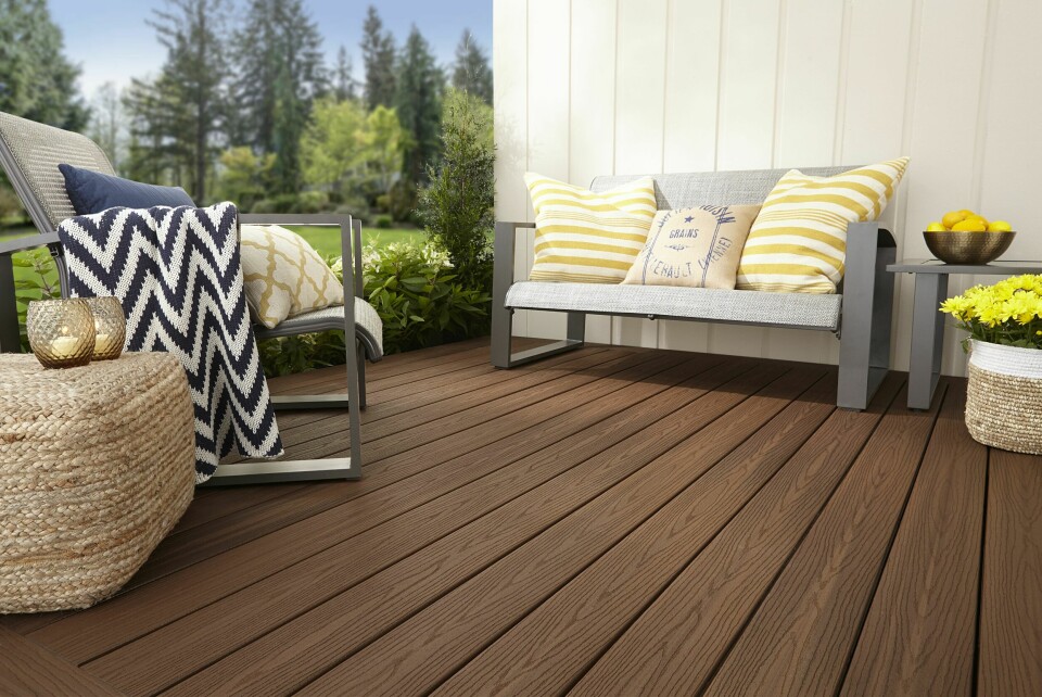 FIBERON: Komposittbord av rundt 94 % resirkulert trefiber og polyetylen, med en patentert PermaTech®-overflate, som skal gjøre bordene svært motstandsdyktige mot flekker, falming og solbleking. Krever ingen etterbehandling, kun rengjøring ved behov. Her Fiberon fra Fritzøe Engros, fra kr 225 per løpemeter.