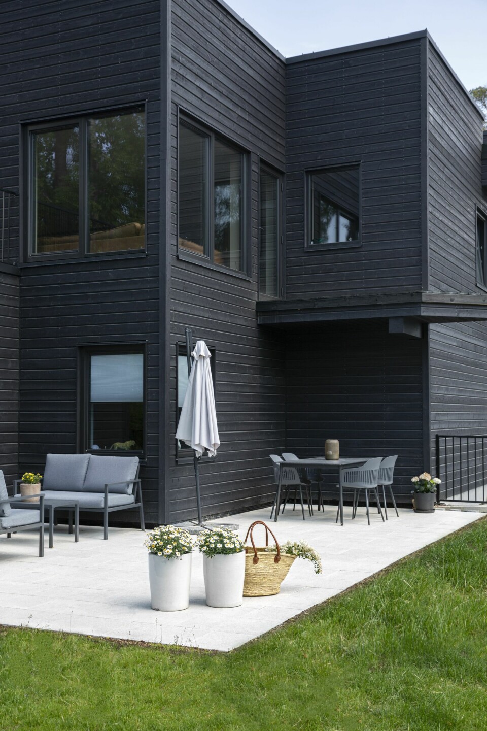 BETONG: Betongheller gir en lettstelt og robust uteplass. Her er det brukt overflatebehandlet betonghelle Helle Kritt, fra kr 800 per kvm, Asak Miljøstein.