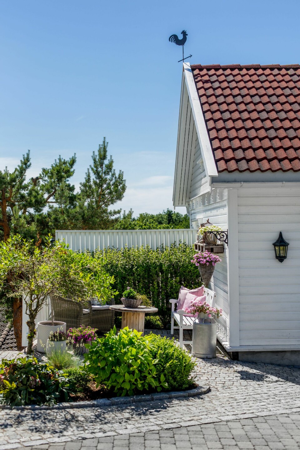 INNGANGSPARTI: Som en markering eller overgang mellom gang og parkering har man her brukt en kombinasjon av brostein og belegingsstein. Det gir både ulike soner og variasjon i uttrykket.