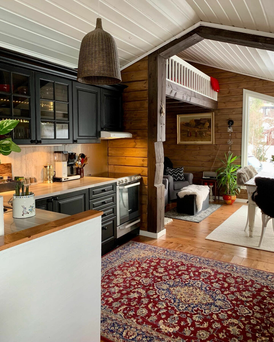 HYTTAS HJERTE: Kjøkkenet ligger midt i hytta og innredningen hadde de utrolig flaks med. Det var nemlig en utstillingsmodell som var lagt vekk på hyttebutikken som tidligere lå på Ås/Tønsberg, og målene passet perfekt.