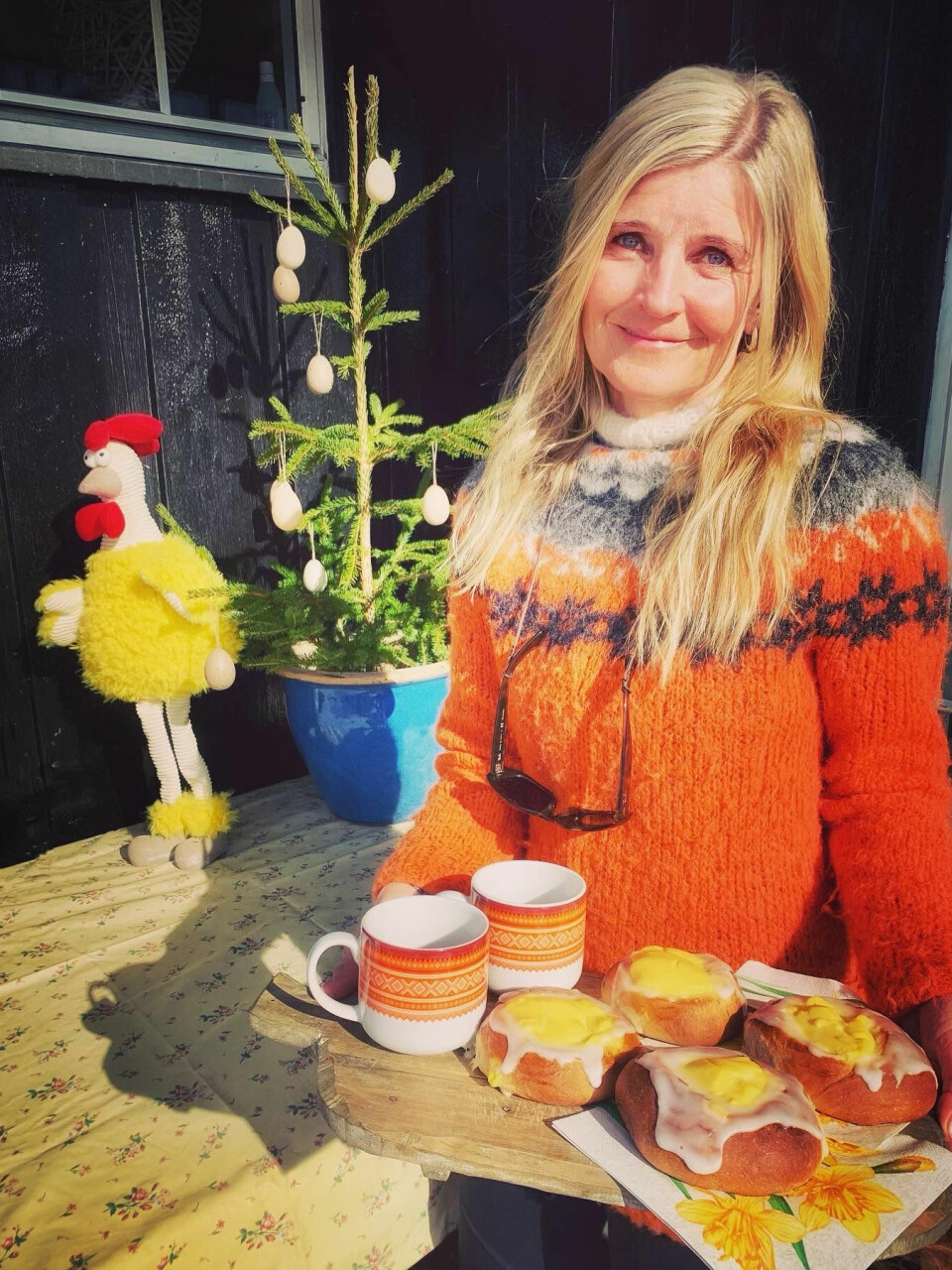 VERTSKAP: AnneMa serverer gjerne nybakte skolebrød på terrassen i herlig påskevær.