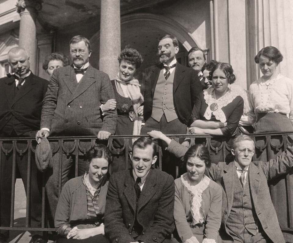 THORSØ HERREGÅRD: Familie og venner er samlet til fest. På terrassen står Katti Anker Møller (i midten bak) mellom Johan Castberg og ektemannen Kai Møller.