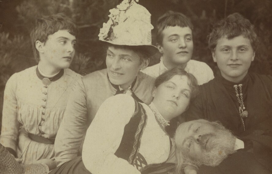 MOR OG INSPIRATOR: Marie Elisabeth «Mix» Anker fikk ti barn og strevde med tunge tanker. En dag tok hun en alvorsprat med datteren Katti (t.v.).