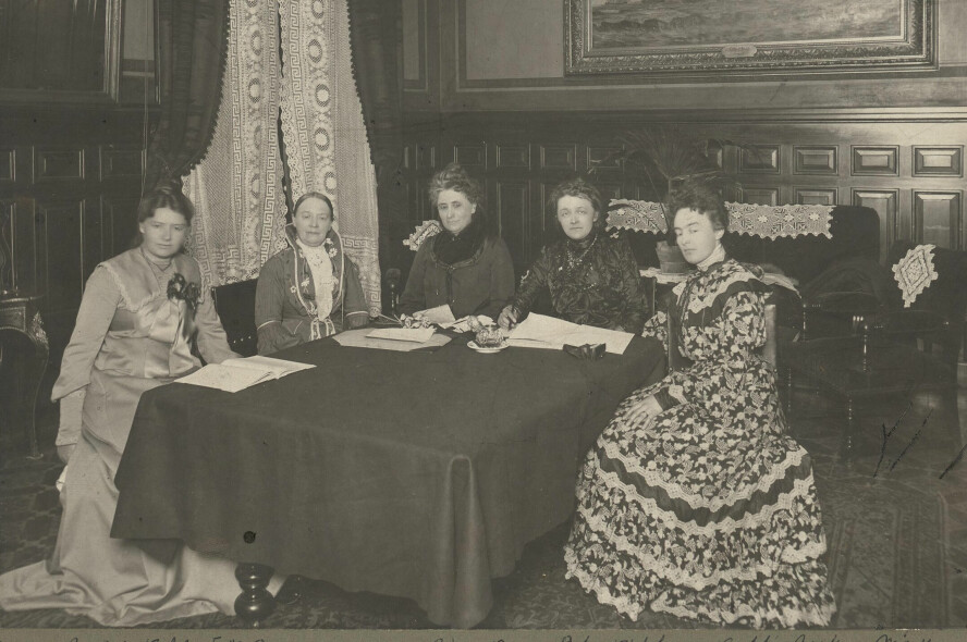 FOREGANGSKVINNER: Styret i Norske Kvinners Nasjonalråd i 1904: Karen Grude Koht, Fredrikke Marie Qvam, Gina Krog, Betzy Kjelsberg og Katti Anker Møller.