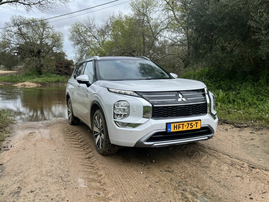 GJENNOMFØRT: Nye ladbare Outlander bygger videre på et kjent og gjennomarbeidet konsept. Den har imidlertid mye større batteri og hundre hestekrefter mer enn forgjengeren. Den kommer med fem års fabrikkgaranti samt ytterligere tre år dersom serviceintervall foretas på merkeverksted i de tre årene.