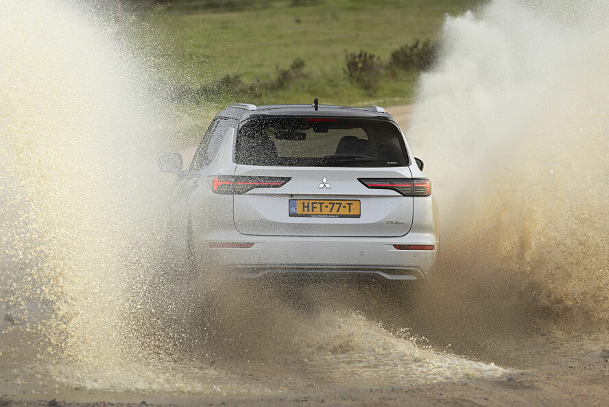 KJØREPROGRAMMER: Outlander har hele syv kjøreprogrammer, et par av dem beregnet for noe røffere underlag som her. Bakkeklaringen er 20 centimeter med 20-tommers hjul.