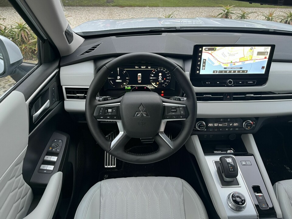 FINT OG PRAKTISK: Innbydende førermiljø med en fin miks av knapper og skjerm.