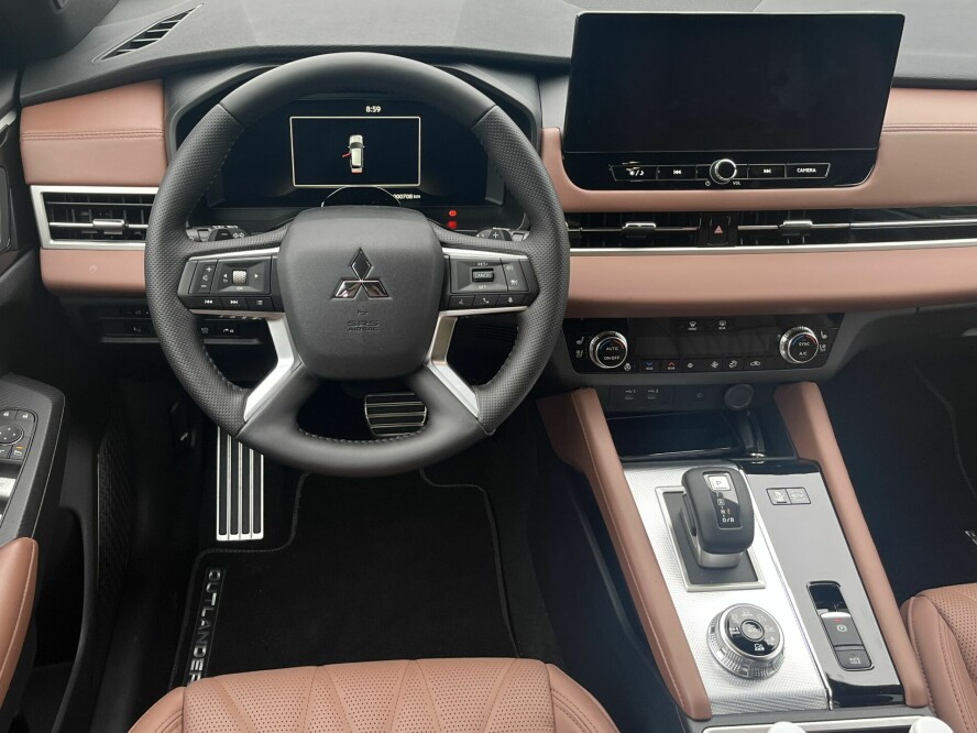 MAKS UTSTYR: Toppversjonen Instyle+ har brune semi-anilin skinnseter med massasje foran. Semi-anilin innebærer et tynt lag med farge på skinntrekket som som gjør det mer motstandsdyktig mot flekker og slitasje. Toppversjonen koster fra 829 900 kroner