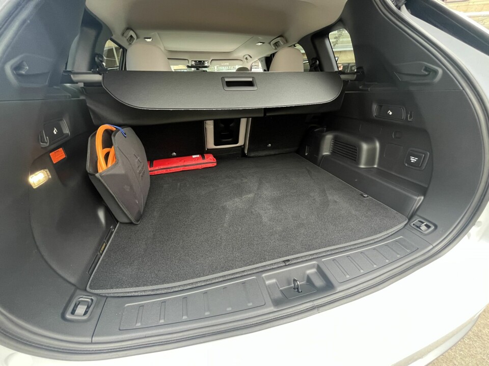 VOLUM: Bagasjerommet tar 498 liter, pluss noe plass under gulvet. Smart oppbevaringsboks for ladekablene.