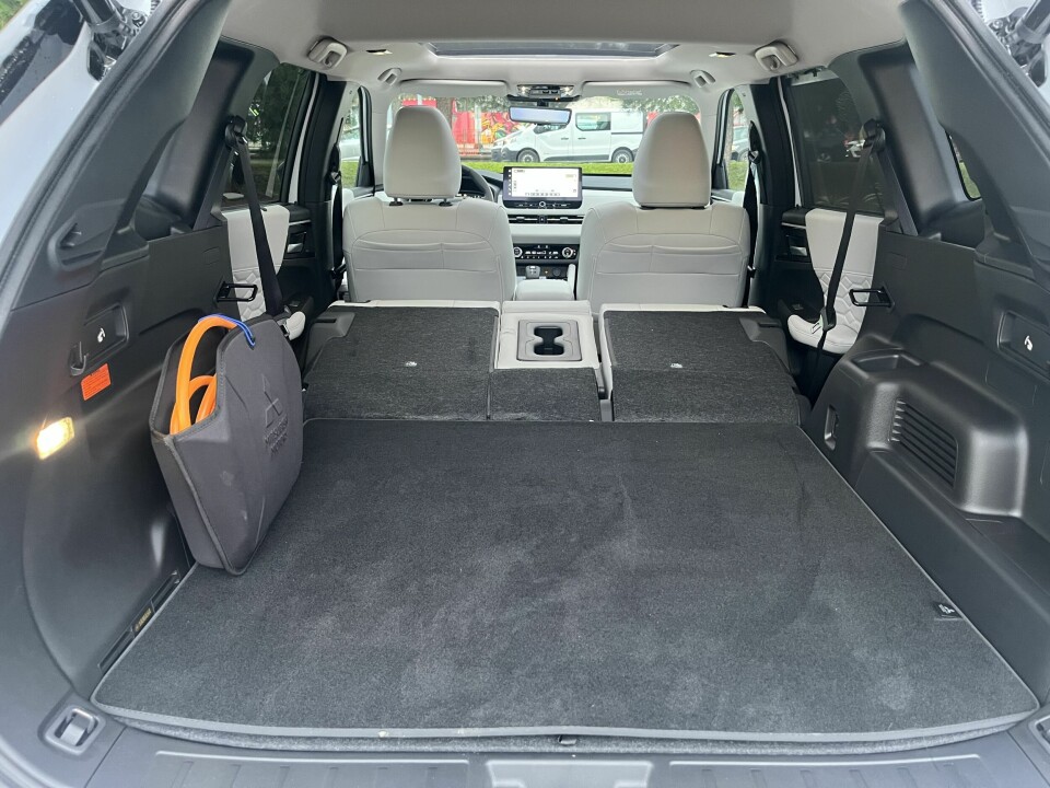 SPLITT: Bakseteryggen har 40:20:40-splitt. Med ryggen nede åpenbarer det seg 1422 liter lasteplass