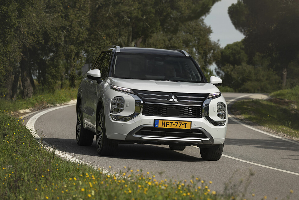 VOLUMINØS FRONT: Outlander har fått en kraftig front. Den kommer i fire utstyrsversjoner: Invite, Intense, Instyle og Instyle+. Mitsubishi har nå også en egen app der du kan fjernstyre flere av bilens funksjoner, som temperaturen i kupeén.