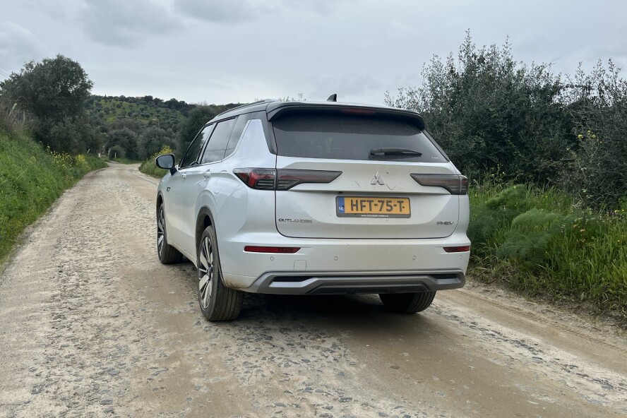 REKKEVIDDE: Outlander har et 22.7 kWt-batteri som skal holde til 85 kilometer elektrisk rekkevidde.