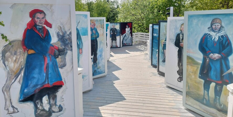 ROSESLOTTET: To samiske kvinner som gjorde en sterk innsats under krigen. Nå vokter de Roseslottet i Oslo og er portrettert av maleren Vebjørn Sand. Til høyre ser vi Anna fra Makkvatnet, til venstre Mamma Karasjok.