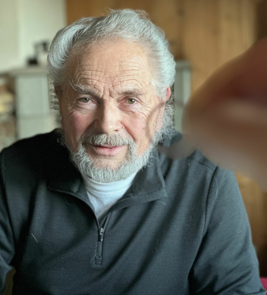 FORLOVET UNDER KRIGEN: Det var ekte kjærlighet mellom Milans mor Anny og den tyske soldaten Milan. I dag er det Milans datter Monica som bærer forlovelsesringen.