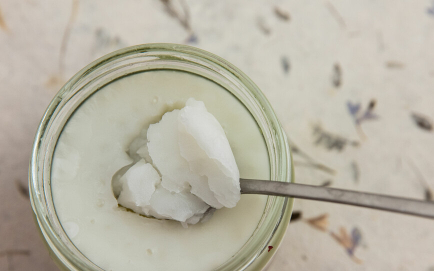 POPULÆR SUBSTITUTT FOR FETT: Kokosfett og kokosolje har blitt populært å bruke i matlagingen de siste årene, men ernæringsfysiologen påpeker at man ennå ikke med sikkerhet har kunnet fastslå helsegevinsten kontra andre fettkilder.