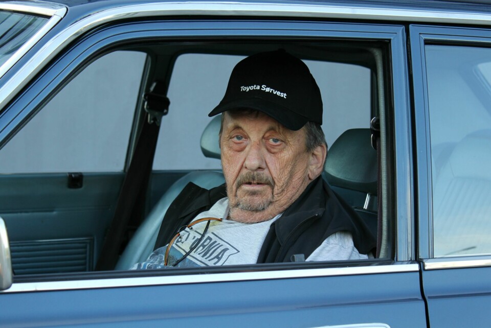 TROFAST: Bilens eier, Sven Paulsen, har eid hele 34 stykk Toyota i sitt liv. Crown er kronen på verket.