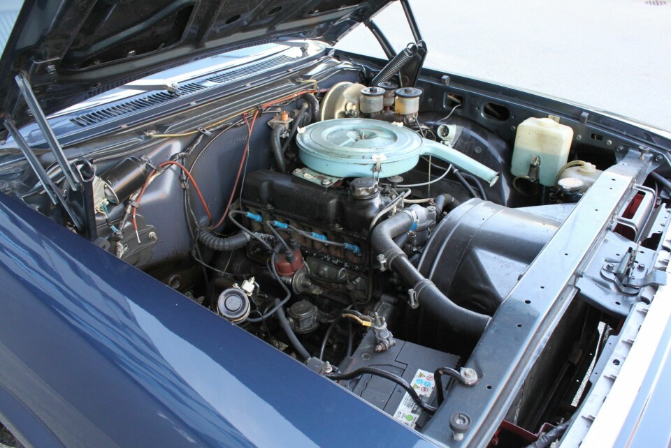 COLORMATCH: Ikke verst når plugghettene og luftfilterboksen nesten matcher bilens farge. Luftfilterboksen og spylervæsken matcher i hvert fall. Toliteren yter 95 hk.