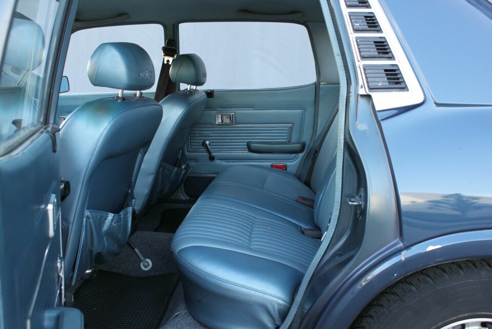 ROMSLIG: Mellomklassen var romsligere før i tiden. Her er det plass til de fleste. Ikke rart den fungerte bra som drosje.