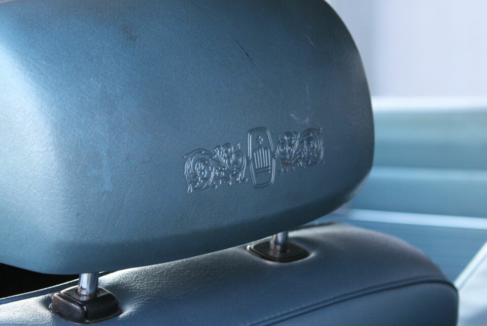LÆRT AV USA: «Broderi» på nakkestøtten med Crown-emblem. Diskret, men tydelig.