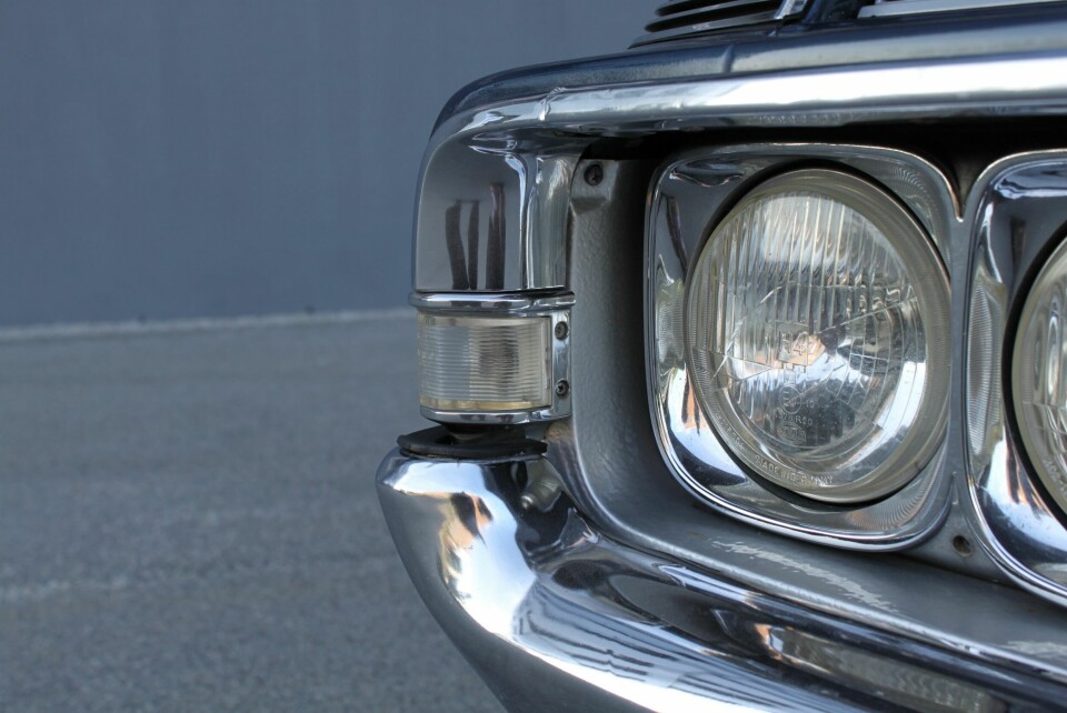 DETALJER: Halo-front hvor parkeringslyset bryter opp krom-glorien.