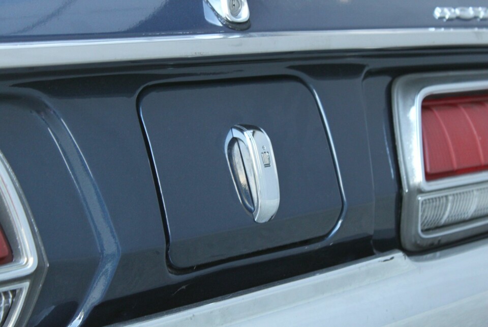 BAK LÅS OG SLÅ: Bak luken midt mellom baklyktene skjuler tanklokket seg.