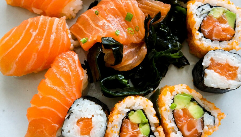 NAM!: Laksesushi er en favoritt verden over. Selv om japanerne står bak matretten sushi, var det nordmenn som introduserte japanerne for laks som ingrediens.