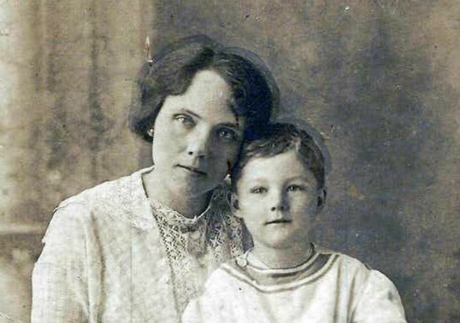 OPPLEVDE MARERITTET: Julia Anderson avbildet sammen med sønnen Bruce. Ingen av dem kunne ane hva skjebnen hadde i vente for dem.