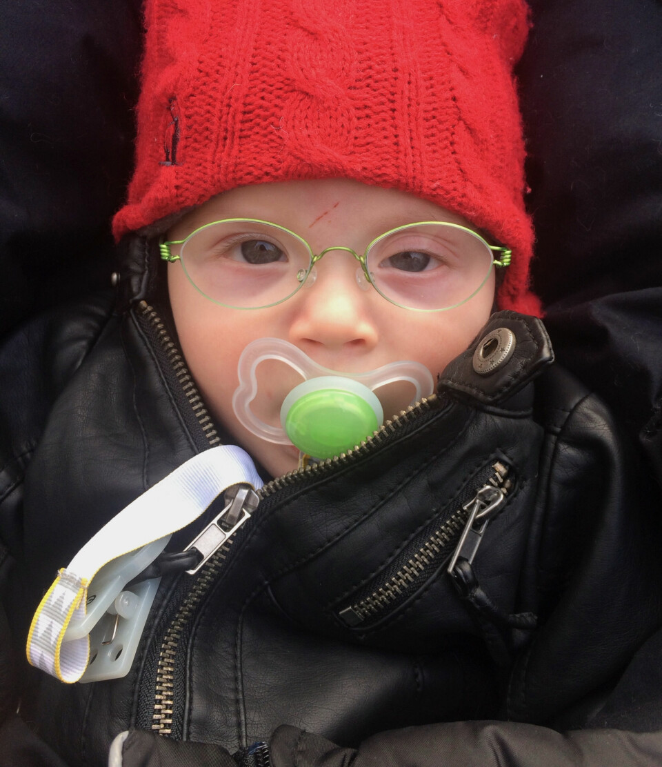 NEDSATT SYN: Elia fikk briller bare seks måneder gammel.