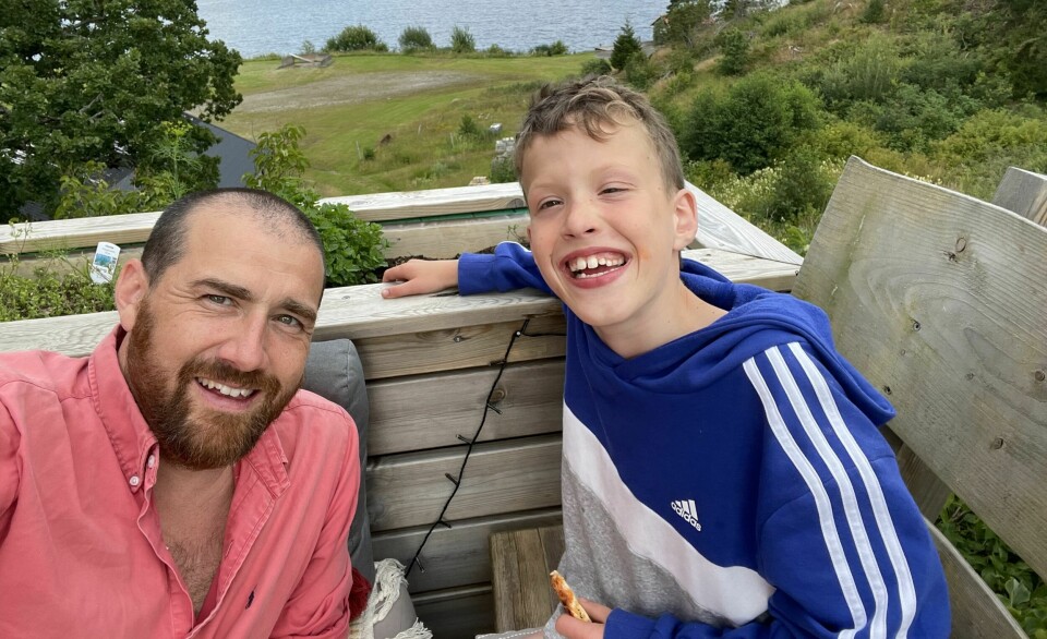 STERKT BÅND: Aller best trives Elia når han får tilbringe tiden utendørs. Her med pappa Martin.