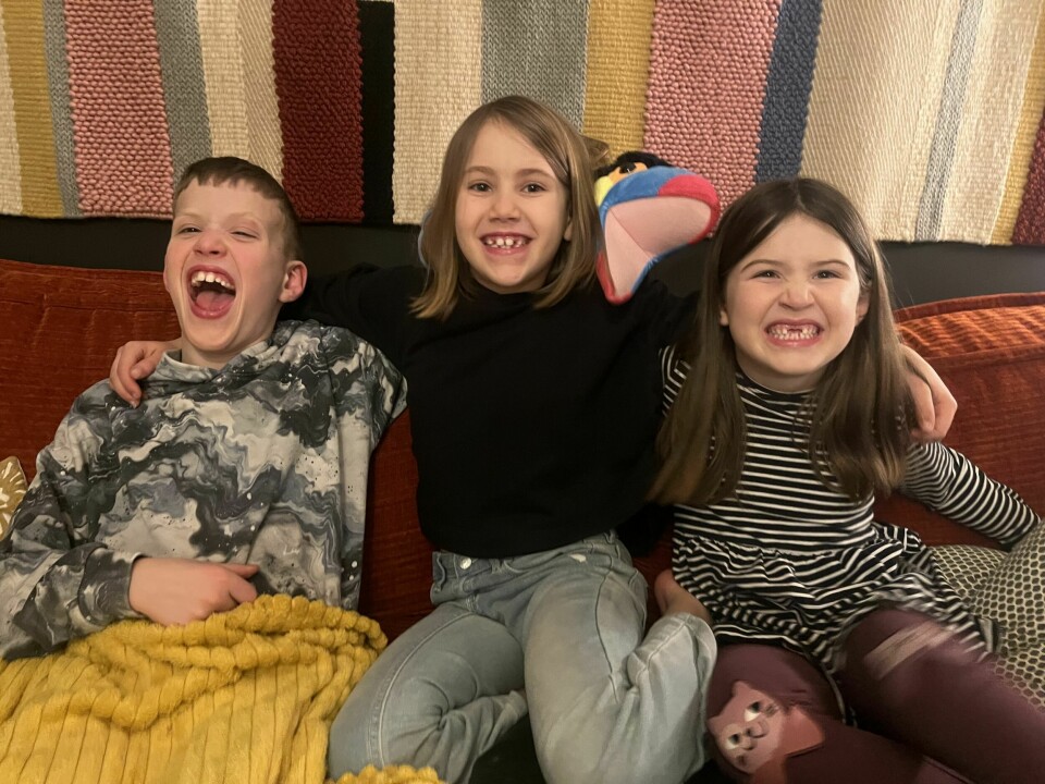 HERLIG TREKLØVER: Elia storkoser seg sammen med søstrene Solveig og Jenny.