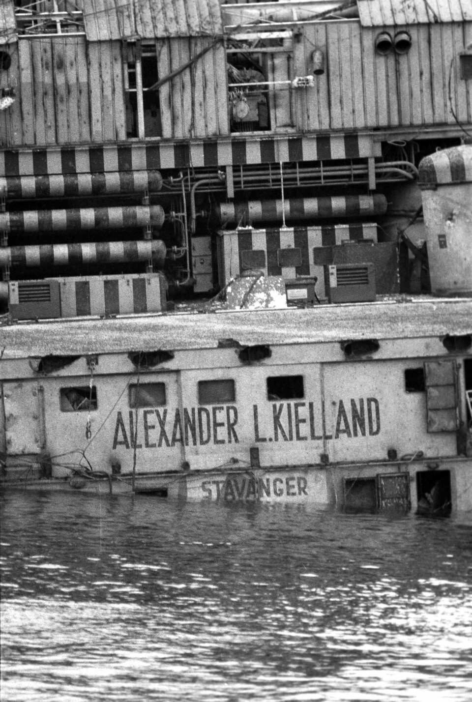 ET SKREKKELIG SYN: Det var bekmørkt, stiv kuling og meterhøye bølger mens det vanskeligste redningsarbeidet i norsk oljehistorie foregikk.