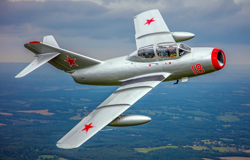 STJERNE: Rød 18 har ikke bare stjerner på skroget, den er også stjerne på en rekke flyshow rundt i Europa. For tiden er flyet utstyrt med kjennemerker fra US Air Force som fikk tak i et eksemplar fra en avhopper rett etter Koreakrigen.