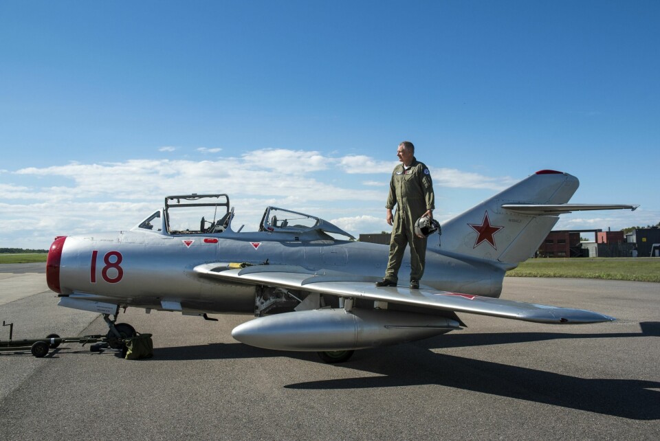 MIGTIME: Kenneth Aarkvisla og «Rød 18». MiG-15 flyet er det eneste av sitt slag i Europa som fortsatt flyr.