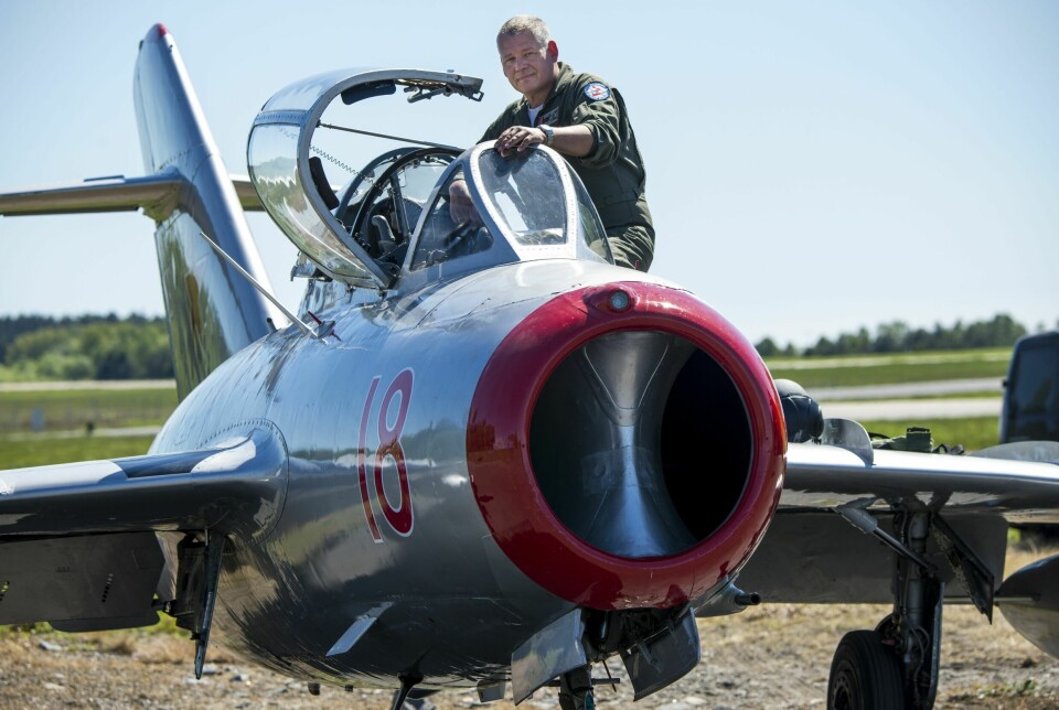 NORGES GAGARIN: Flyet til Kenneth Aarkvisla er malt i samme farger som flyet Jurij Gagarin tjenestegjorde med ved den norske grensen. Selv om Kenneth er 31 centimeter høyere enn sovjets rom-legende, får han god plass i cockpiten.